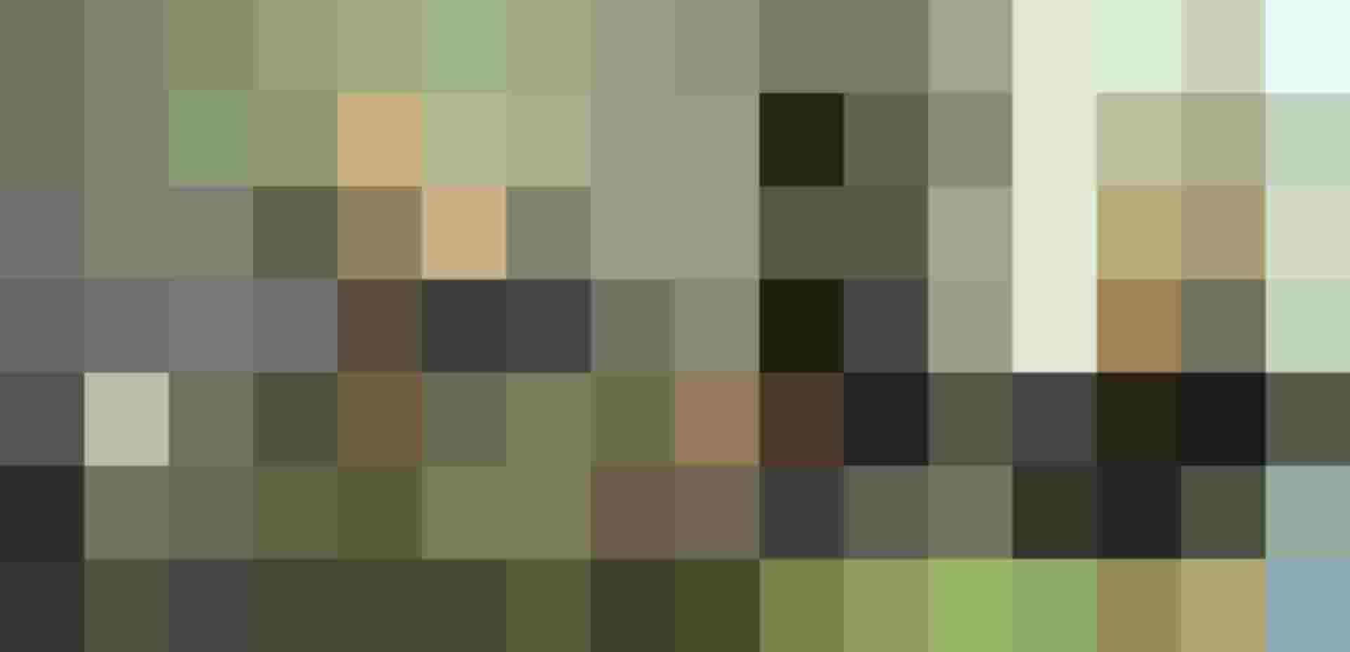 Yoga-Session mit mehreren Teilnehmern in modernem Raum, umgeben von grünen Akzenten.